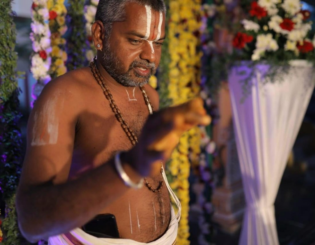 Purohit Prakash Ramanujam performing sacred arati ritual